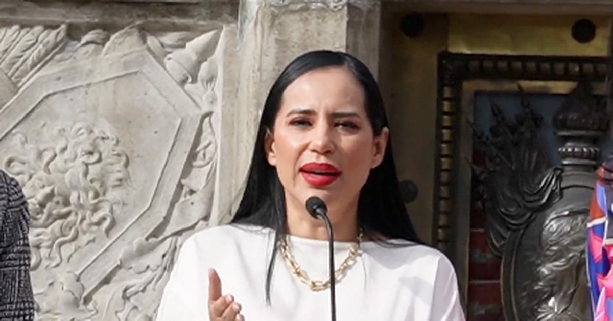 Sandra Cuevas regresa como alcaldesa a Cuauhtémoc y libera al Ángel de la Independencia