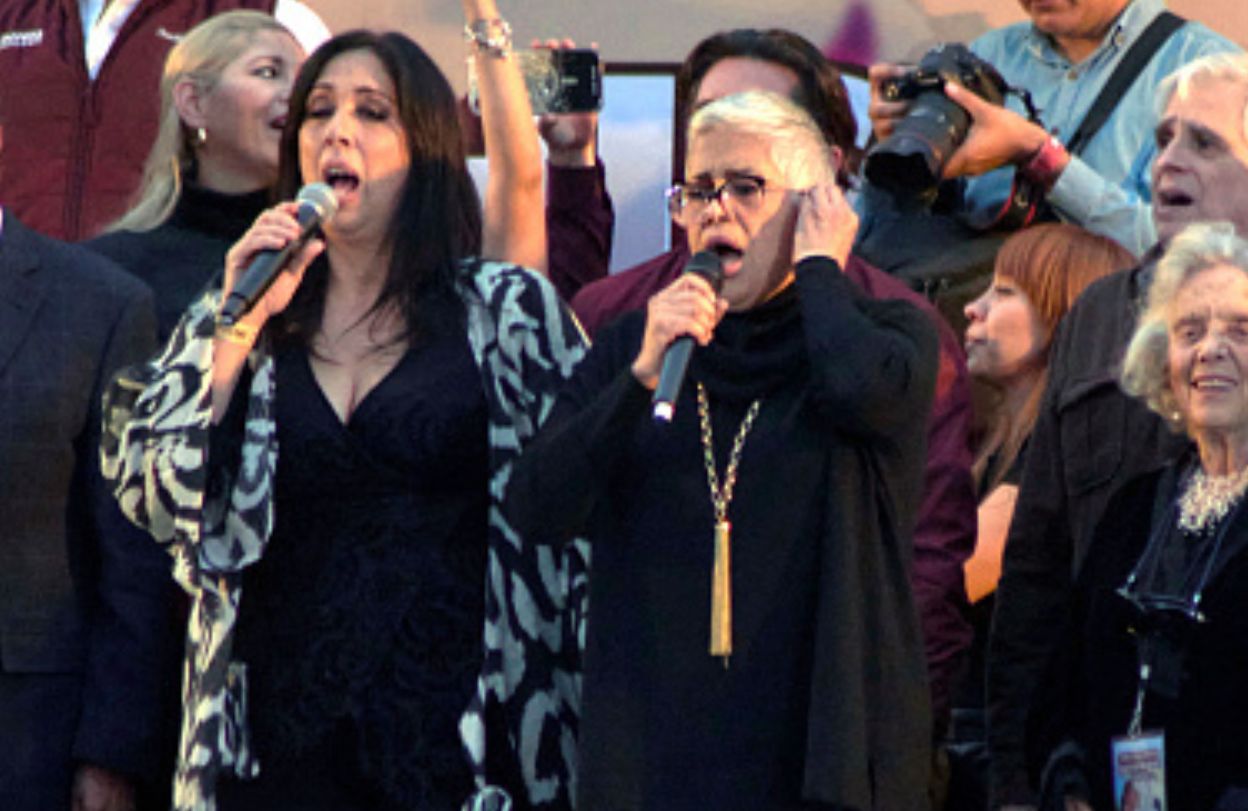 Eugenia León y Regina Orozco desafinan al interpretar el Himno Nacional Mexicano
