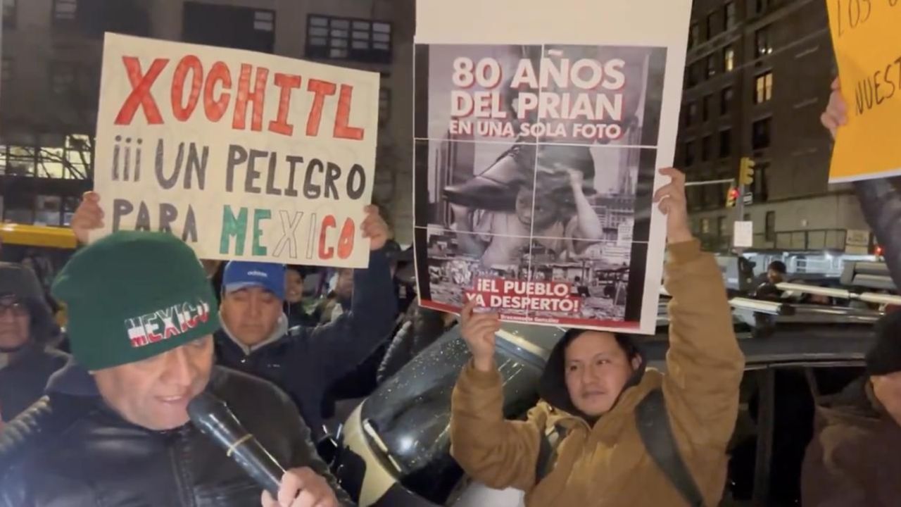 Morenistas protestan contra Xóchitl Gálvez en Nueva York